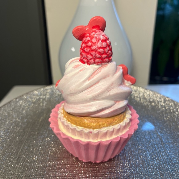 Cupcakes & Cashmere Cupcakes Vanilla with Hearts Valentines Set of 3 NIB - Picture 9 of 9